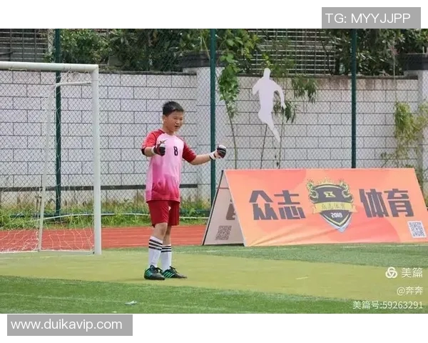 小孩惊喜收到足球明星亲笔签名足球礼物感动不已欢呼雀跃