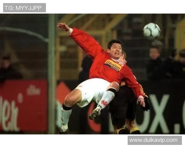 足球明星杨晨的居住地揭秘及其生活方式探讨